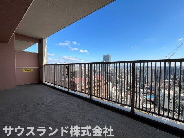 マクシスタワーズアーバンデュオのバルコニー|17階からの見渡しやすい眺めが印象的なバルコニー。前方に広がる空と街並みを感じながら、風通しにも配慮された空間で、日々の家事や気分転換にも使いやすいスペースです。