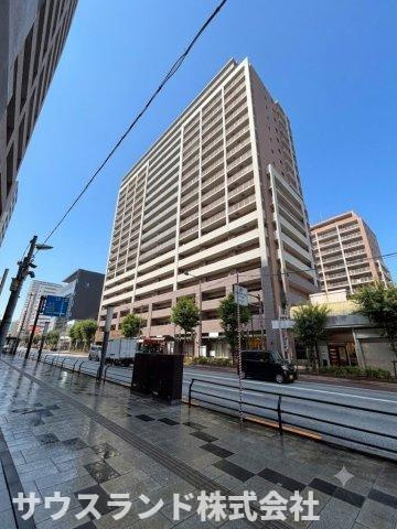 マクシスタワーズアーバンデュオの外観|JR中央線・横浜線・八高線「八王子」駅徒歩8分、京王線始発「京王八王子」駅徒歩10分の交通利便性に長けた立地です。物件目の前には駅行のバス停もあり、雨の日のお出かけもしやすいですよ。