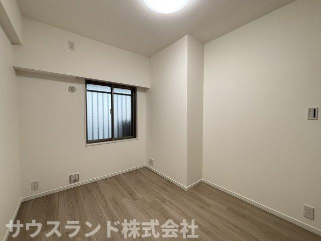 マクシスタワーズアーバンデュオの洋室|白い壁と明るい床でまとめた、すっきりとした洋室です。凹凸の少ない室内は家具配置を考えやすく、寝室や書斎にも対応しやすい空間。自分らしい使い方を組み立てやすいお部屋です。