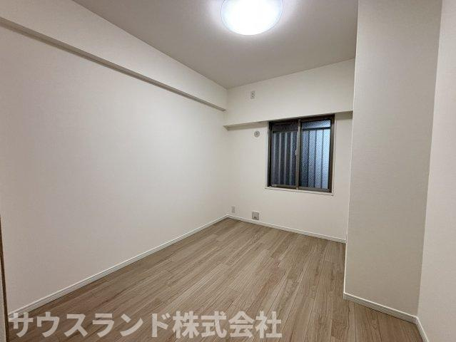 マクシスタワーズアーバンデュオの洋室|余計な装飾を抑えた内装で、家具やインテリアを選びやすい洋室です。床色もやわらかく、室内全体をすっきり見せやすい印象。個室として日々の時間をゆったり過ごしやすい空間です。