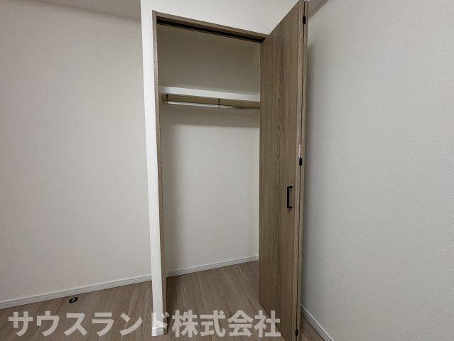マクシスタワーズアーバンデュオの収納|奥行きを活かして衣類や小物を収めやすいクローゼット。扉付きなので生活感を抑えやすく、居室をすっきり整えた印象に保てます。日常使いしやすい収納として重宝しそうなスペースです。