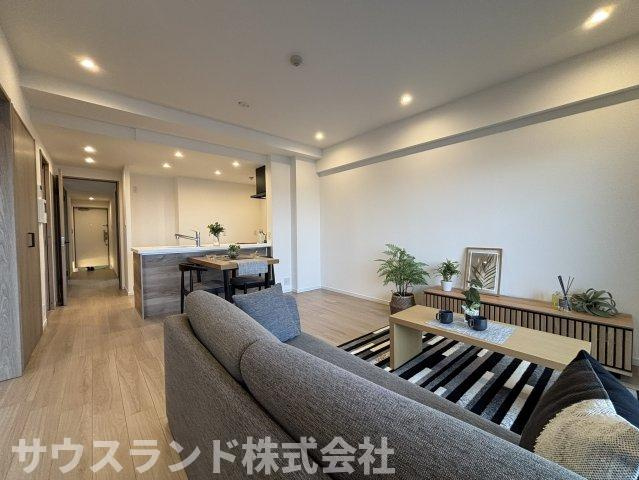 マクシスタワーズアーバンデュオの居間・リビング|やさしい照明と木のぬくもりを感じる内装が魅力のLDK。すっきりとした空間設計で、日々の暮らしに心地よいくつろぎをもたらします。家族が自然と集まり、ゆったりと会話を楽しめる心地よい空間です。