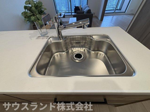 マクシスタワーズアーバンデュオのその他|浄水器が一体となったキッチン水栓は、いつでも手軽にきれいな水を使える嬉しい設備。調理や飲み水にすぐ活かせる安心感が、毎日の家事をよりスムーズに、そして健康的で心地よい時間へと導いてくれます。
