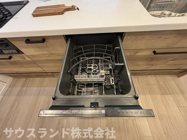 マクシスタワーズアーバンデュオの設備|時短がかなう食洗機付きで忙しい家事をサポート！食器洗いによる手荒れの心配もございません！手洗いよりも使う水の量が少なく済むので、節水にもなります。