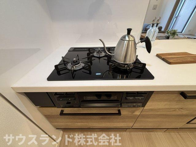 マクシスタワーズアーバンデュオの設備|三口コンロで鍋やフライパンをゆったり並べられ、さらにグリルで香ばしい一品が手軽に作れるこのコンロは、料理の幅をぐっと広げ、家族の食卓をより豊かに彩ってくれます。