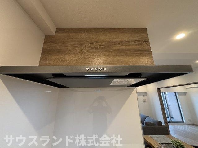 マクシスタワーズアーバンデュオの設備|スリム型レンジフードでキッチンまわりをすっきり演出。お手入れもしやすい便利な設備です。