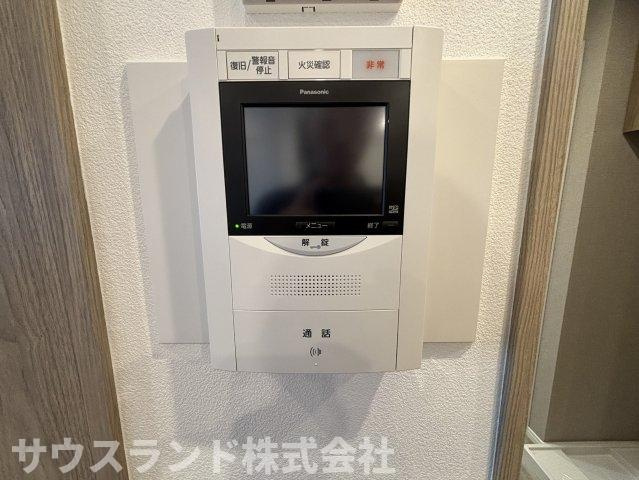 マクシスタワーズアーバンデュオの防犯設備|モニター付きインターホンで玄関を確認しなくても誰が来たのかすぐわかります。また、姿を見られたくない空き巣や不審者が嫌がるため、防犯効果を高めることもでき、お子様のお留守番も安全・安心です。