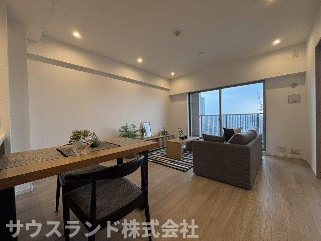 マクシスタワーズアーバンデュオのダイニング|17階・南向きならではの明るさと開放感が魅力。大きな窓から心地よい陽光が差し込み、空を身近に感じながら、家族でゆったりくつろげるリビングダイニングです。