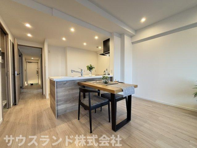 マクシスタワーズアーバンデュオのダイニング|木目調のカウンターキッチンが空間のアクセントに。料理をしながら会話を楽しめる、明るく開放的なダイニングは、家族の時間を心地よく育みます。配膳しやすい距離感も、毎日の家事を軽やかにしてくれます。