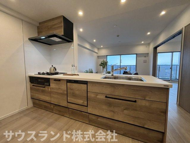 マクシスタワーズアーバンデュオのキッチン|キッチンからはリビング全体を見渡すことができるので、お料理をしながらでもリビングで遊ぶお子様の様子を見守れて、子育て世代も安心の仕様です。