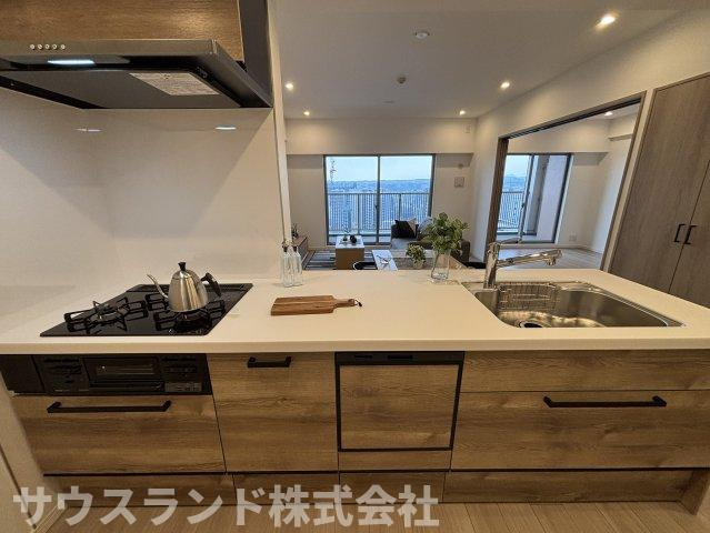 マクシスタワーズアーバンデュオのキッチン|広々としたキッチンスペースで、会話をしながら一緒に料理を。夫婦で、親子で、笑い声が広がるあたたかい時間が流れます。