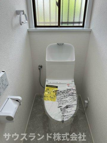 八王子市北野台3丁目のトイレ|小窓から優しい自然光が差し込む、温水洗浄便座付きのトイレです！換気がしやすく、こもりがちなニオイも気になりません。タオル掛けや手すりも備わっており、どなたでも安心してお使いいただける設計です。