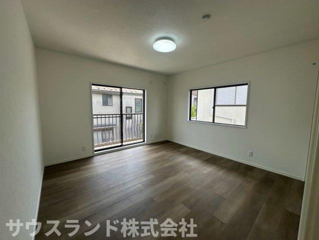 八王子市北野台3丁目の洋室|二面の窓からたっぷりと自然光が差し込む、明るく風通しの良い洋室です！落ち着いた色のフローリングが、リラックスできる空間を演出します。主寝室や子供部屋など、用途に合わせて自由にお使いいただけます。