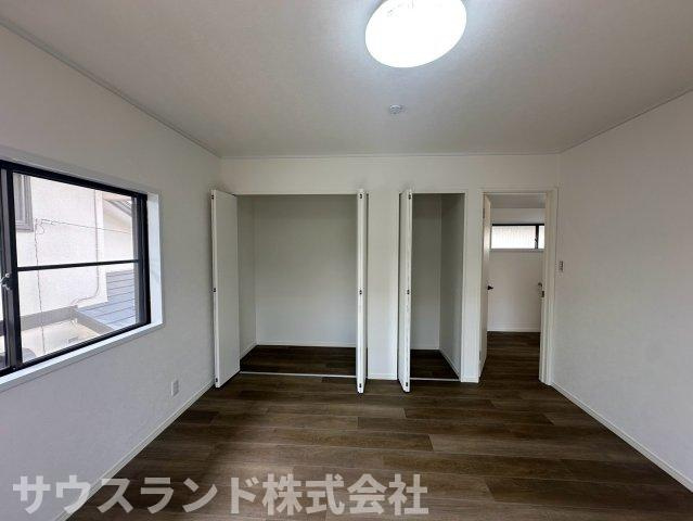 八王子市北野台3丁目の洋室|バルコニーへ直接出られる大きな窓がある、開放感たっぷりの洋室です！お布団を干す際も移動が少なく大変便利です。ベッドや学習机などの家具を配置しても、十分なゆとりのある広さがしっかりと確保されています。