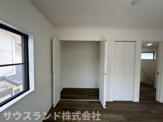 八王子市北野台3丁目の収納|お部屋を最大限に広く使うために欠かせない、便利なクローゼットが完備されています！丈の長いコートなどもシワにならずに掛けて収納できます。かさばる荷物もまとめて見えない場所にしまっておくことができます。