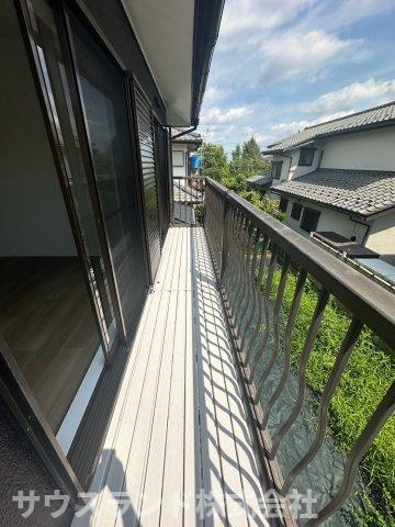 八王子市北野台3丁目のバルコニー|南向きで日当たりが良く、お洗濯物がふかふかに乾きそうな広々としたバルコニーです！屋根がついている部分もあるため、急な雨でも安心です。椅子を出して、外の空気を吸いながらちょっとした気分転換も楽しめます。