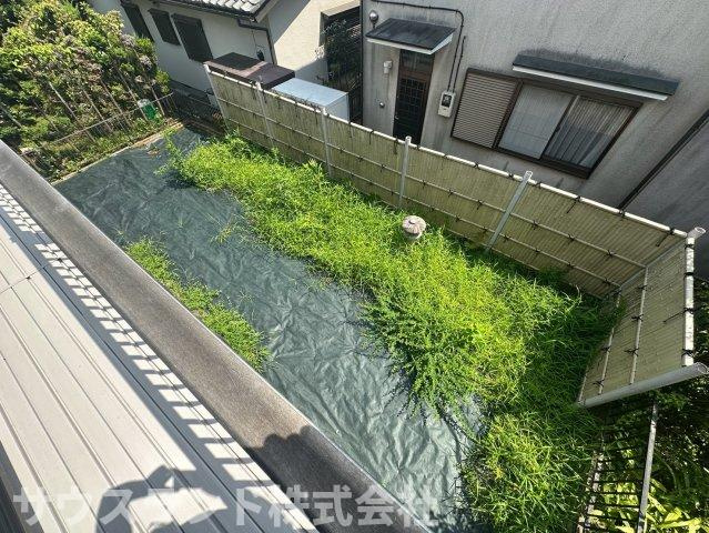 八王子市北野台3丁目の展望|バルコニー眼下には緑豊かなお庭が広がり、四季折々の自然の景色をお楽しみいただけます！視界を遮る高い建物がなく、開放的な気分を味わえます。家事の合間に外の景色を眺めて、心身ともにリフレッシュできます。
