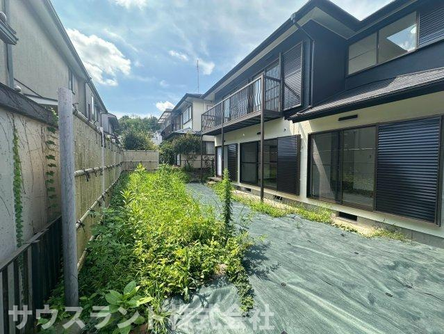 八王子市北野台3丁目の庭|緑豊かな木々に囲まれた、広々としたお庭のスペースです！ガーデニングや家庭菜園を本格的に楽しみたい方にぴったりの恵まれた環境です。お子様がのびのびと走り回って遊べる、安全で楽しいプライベート空間です。