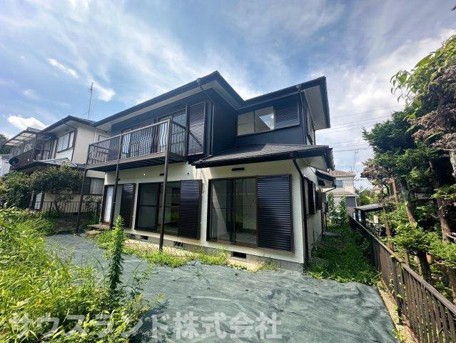 八王子市北野台3丁目の外観|お庭側から見た建物の外観です！大きな窓がいくつも設けられており、室内の明るさや風通しの良さがうかがえます。お庭の緑と建物のコントラストが美しく、帰るたびに誇らしくなるような素敵な佇まいが魅力的です。