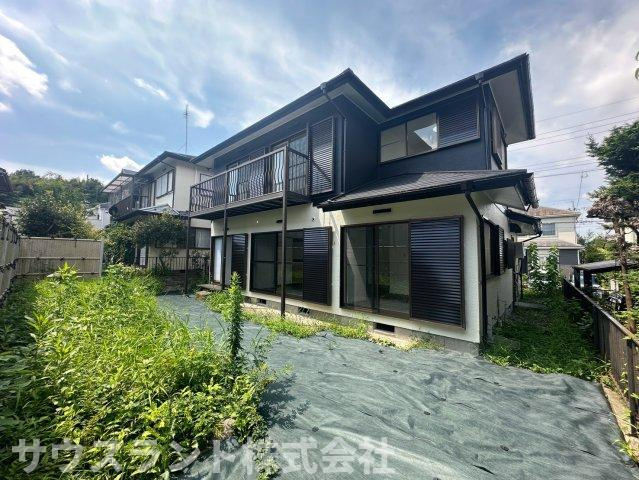 八王子市北野台3丁目の外観|建物の前には、複数台のお車を駐車できるゆとりあるスペースが確保されています！大きめのファミリーカーや来客時のお車もスムーズに停めることができます。毎日の通勤やお買い物など、お車での移動も大変快適です。
