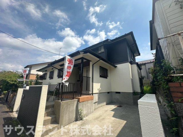 八王子市北野台3丁目の外観|青空が広がる見晴らしの良い環境に立つ外観写真です！前面の道路は幅があり、お車の運転が苦手な方でも安心して駐車することができます。周辺は交通量も少なく、閑静な住宅街で落ち着いた穏やかな生活が送れます。