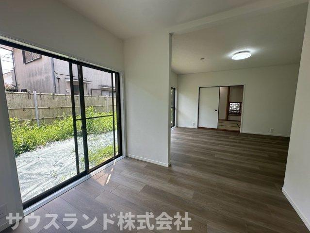 八王子市北野台3丁目の居間・リビング|お庭の緑を絵画のように楽しめる、大きな窓が特徴的なリビングダイニングです！自然光が奥までしっかりと届き、日中は照明なしでも快適にお過ごしいただけます。ご家族で心地よい時間をお過ごしください。
