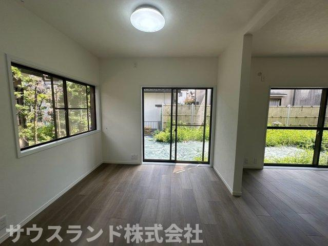 八王子市北野台3丁目の居間・リビング|複数の窓から光が入り、風通しも良好な快適なリビングです！壁の面積も広いため、大型テレビの設置や棚の配置など、思い通りのレイアウトが楽しめます。ご家族の笑顔が自然と集まる、温かく居心地の良い空間です。