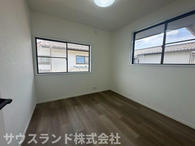 八王子市北野台3丁目の洋室|シンプルな内装で、どんな色の家具やカーテンとも相性の良い使いやすい洋室です！窓から差し込む明るい光が、お部屋全体を温かく包み込んでくれます。毎日の疲れをゆっくりと癒やす、穏やかなプライベート空間です。