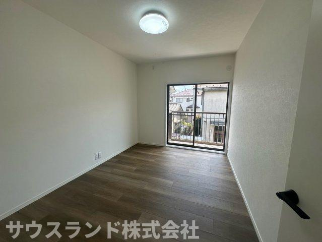 八王子市北野台3丁目の洋室|バルコニーに面した窓があり、開放感のある過ごしやすい洋室です！お部屋からそのまま外に出られるため気分転換もしやすいです。静かな環境で集中して作業ができ、テレワークのスペースとしてもぴったりな空間です。
