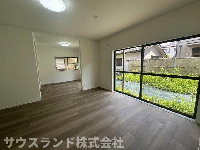 八王子市北野台3丁目の居間・リビング|大きな窓からお庭の豊かな緑をたっぷりと楽しめる、開放的なリビングダイニングです！四季折々の自然の移ろいを感じながら、ご家族みんなでゆったりとくつろげる、居心地の良い温かな大空間が広がっています。