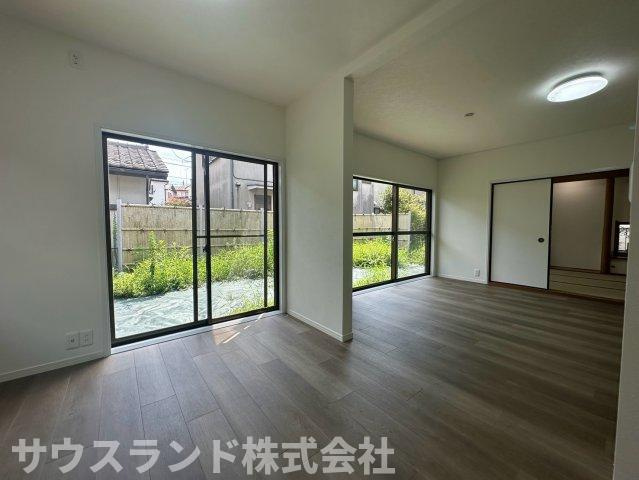 八王子市北野台3丁目の居間・リビング|窓が多く、どこにいても明るい自然光がたっぷりと降り注ぐ心地よいリビングです！風通しも良く、いつでも新鮮な空気を取り込むことができます。お好みの家具を置いて、理想の空間作りをお楽しみいただけます。