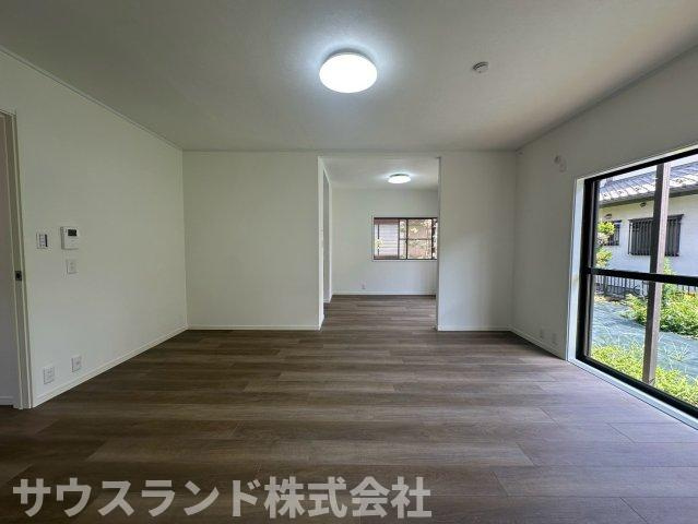 八王子市北野台3丁目の居間・リビング|木目調のフローリングが温かみを演出する、広々としたリビング空間です！大きなソファやダイニングテーブルを配置しても十分なゆとりがあります。休日はご家族揃って、のんびりとした時間を過ごすのにぴったりです。
