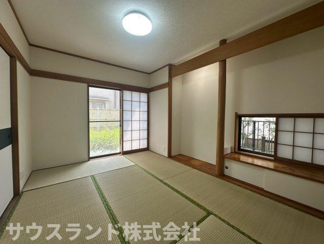 八王子市北野台3丁目の和室|い草の爽やかな香りに癒やされる、心落ち着く和室です！来客時の応接間としてはもちろん、お子様のお昼寝スペースや、アイロンがけなどのちょっとした家事スペースとしてもマルチに活用できて大変便利です。