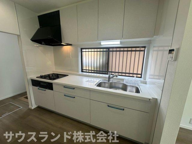八王子市北野台3丁目のキッチン|白を基調とした清潔感あふれるシステムキッチンです！ワークトップが広く、食材のカットや盛り付けもスムーズに行えます。窓が付いているため手元が明るく、換気もしやすいためいつでも快適にお料理ができます。