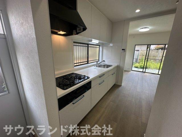 八王子市北野台3丁目のキッチン|収納スペースがたっぷりと確保された使い勝手の良いキッチン空間です！大きなお鍋や調理器具もすっきりと片付きます。コンロやシンクの配置も良く、毎日の家事動線がスムーズになるよう工夫された嬉しい設計です。