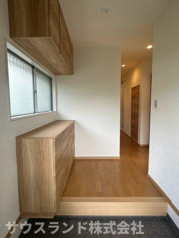 八王子市北野台の玄関|木の温もりが感じられる、明るく広々とした玄関スペースです！シューズボックスの上に小物を飾ることもでき、空間を華やかに演出できます。いつでも整理整頓された綺麗な空間で、気持ちよくお客様をお迎えできます。