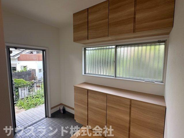 八王子市北野台の玄関|玄関には大容量のシューズボックスがしっかりと備え付けられています！ご家族全員の靴をすっきりと収納できるため、土間部分をいつでも広く綺麗に保てます。お出かけ時や帰宅時もスムーズに靴の出し入れが可能です。