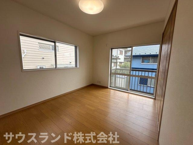 八王子市北野台の洋室|二面の窓からたっぷりと自然光が差し込む、明るく風通しの良い洋室です！落ち着いた色のフローリングが、リラックスできる空間を演出します。主寝室や子供部屋など、用途に合わせて自由にお使いいただけます。