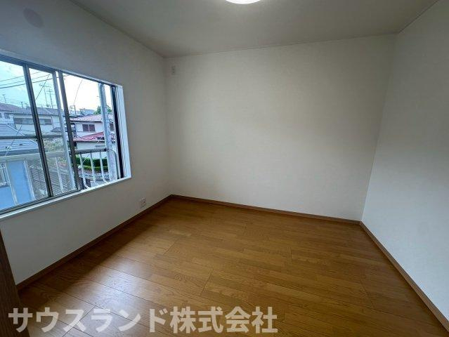 八王子市北野台の洋室|シンプルな内装で、どんな家具やカーテンとも相性の良い使いやすい洋室です！ベッドや机を配置しても十分なゆとりのある広さが確保されています。毎日の疲れをゆっくりと癒やす、穏やかなプライベート空間です。