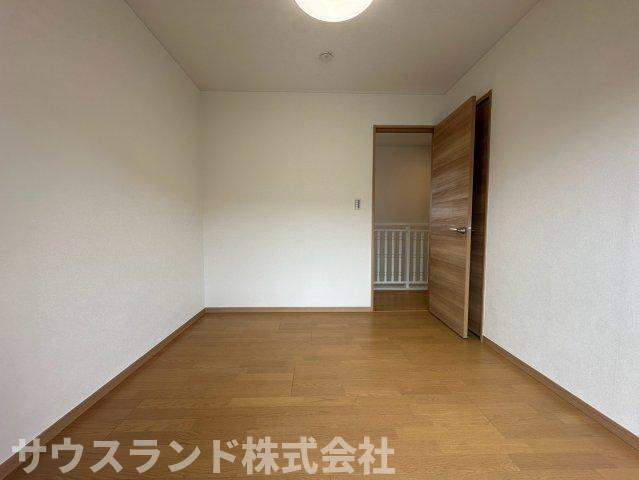 八王子市北野台の洋室|お部屋を広々と使うために欠かせない、便利なクローゼットが完備されています！丈の長いコートやワンピースもシワにならずに掛けて収納できます。かさばる荷物もまとめて見えない場所にしまっておくことができます。