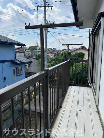 八王子市北野台のバルコニー|日当たり良好で、お洗濯物やお布団がふかふかに乾きそうなバルコニーです！物干し金具が備え付けられており、毎日の家事もスムーズに行えます。風通しも良く、ちょっとした気分転換のスペースとしても最適です。