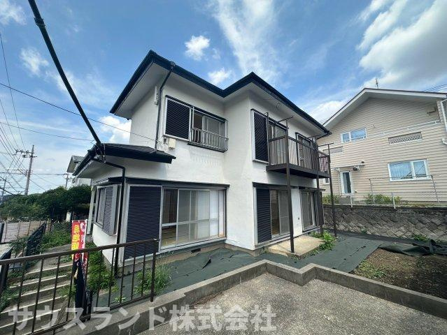八王子市北野台の外観|青空に映える、白を基調とした明るく爽やかな印象の外観です！周辺は交通量も少なく、穏やかな時間が流れる閑静な住宅街となっています。小さなお子様がいるご家庭でも、安心してお過ごしいただける住環境です。