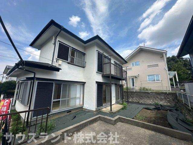 八王子市北野台の外観|異なる角度から見た建物の外観です！複数の窓がバランス良く配置されており、室内の明るさや風通しの良さがうかがえます。隣接する建物との間隔もしっかりと確保されており、プライバシーに配慮された安心の設計です