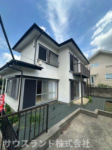 八王子市北野台の外観|敷地内には十分な広さの駐車スペースがあり、お車の出し入れもスムーズに行える外観です！前面道路の見通しも良く、毎日の通勤やお出かけも安全です。防犯面にも配慮されており、ご家族皆様で安心して暮らせます。