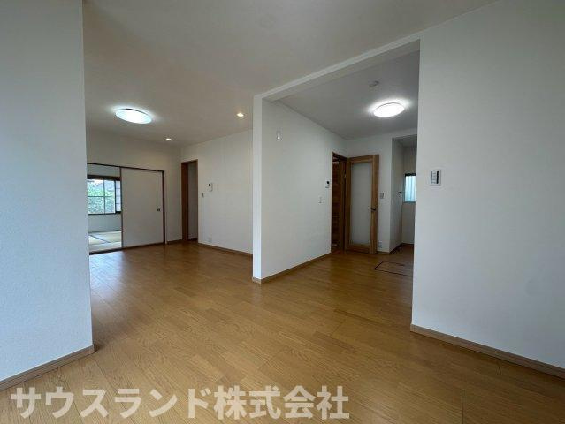 八王子市北野台の居間・リビング|リビングと隣のお部屋の扉を開け放つことで、さらに広々とした大空間としてお使いいただけます！来客時やご家族で集まる際にも大変便利です。生活スタイルに合わせて柔軟に間取りを活用できる嬉しい設計です。