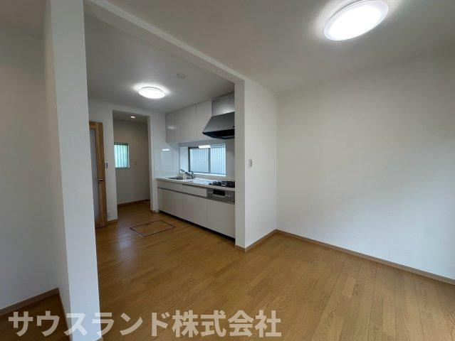 八王子市北野台の居間・リビング|キッチンからリビング全体をしっかりと見渡せる、コミュニケーションが取りやすい間取りです！お料理をしながらでも、ご家族の様子を見守ることができます。自然と会話が弾む、明るく和やかな時間が過ごせる空間です
