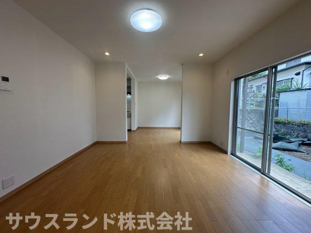 八王子市北野台の居間・リビング|壁の面積が広く、大型テレビや本棚などの家具のレイアウトがしやすいリビングです！大きな窓からの自然光がお部屋全体を明るく照らしてくれます。ご家族それぞれの心地よい居場所を作れる、ゆとりのある大空間です。