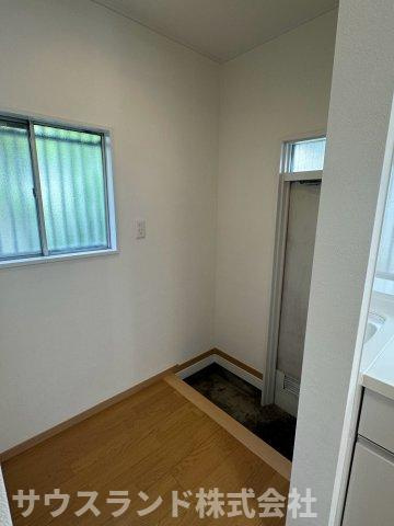八王子市北野台のキッチン|窓があるため日中は手元が明るく、照明なしでも快適にお料理ができるキッチンです！換気がしやすいため、ニオイがこもる心配もありません。広々としたワークトップで、毎日の家事を効率よく進められる設計です。