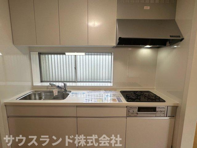 八王子市北野台のキッチン|お手入れが簡単なフラットタイプのレンジフードが設置されています！お料理中の気になるニオイや煙をしっかりと吸い込んでくれます。収納スペースもたっぷりで、いつでもすっきりと片付いた美しいキッチンを保てます