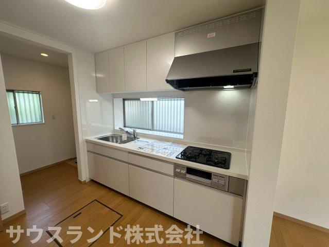 八王子市北野台のキッチン|複数のお料理を同時に効率よく進められる便利な３口コンロです！忙しい朝のお弁当作りや夕食の準備もスムーズに行えます。フラットな天板は汚れがサッと拭き取れるため、毎日のお手入れも簡単で清潔に保てます。